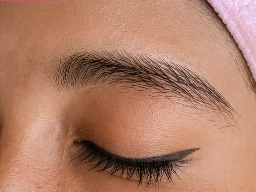 Cejas antes de la depilación con hilo