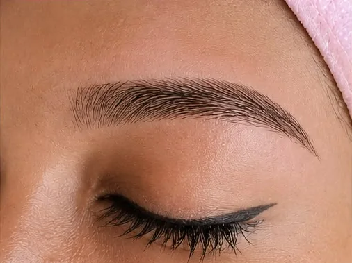 Cejas después de la depilación con hilo, técnica indú