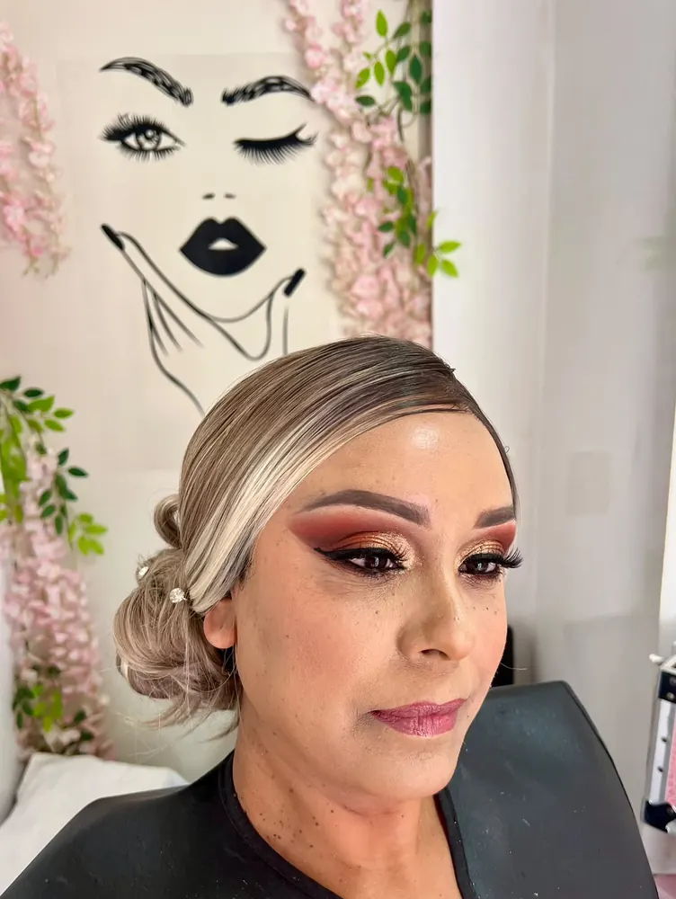 Maquillaje en tonos cobre y dorado con peinado recogido de lado