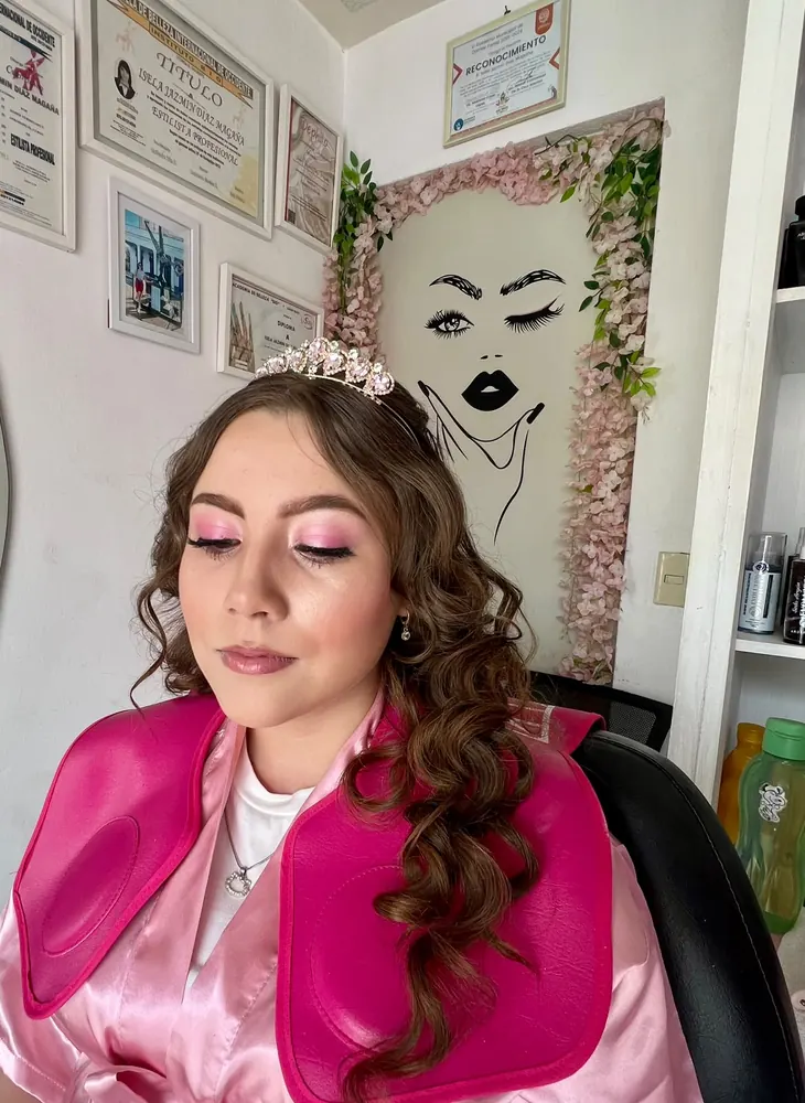Quinceañera en el studio con maquillaje rosa y tiara