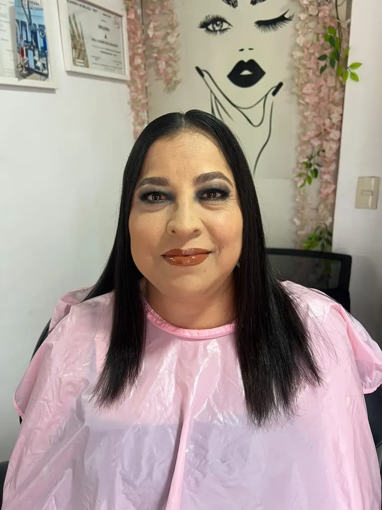 Maquillaje ahumado con labios brillantes en cabello negro y lacio