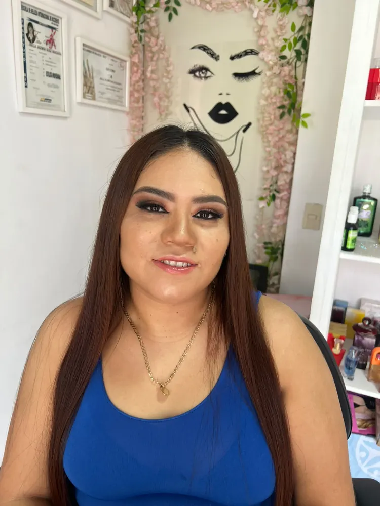 Maquillaje natural con acabado luminoso y cabello lacio