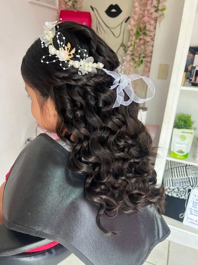 Peinado con ondas y accesorio de perlas