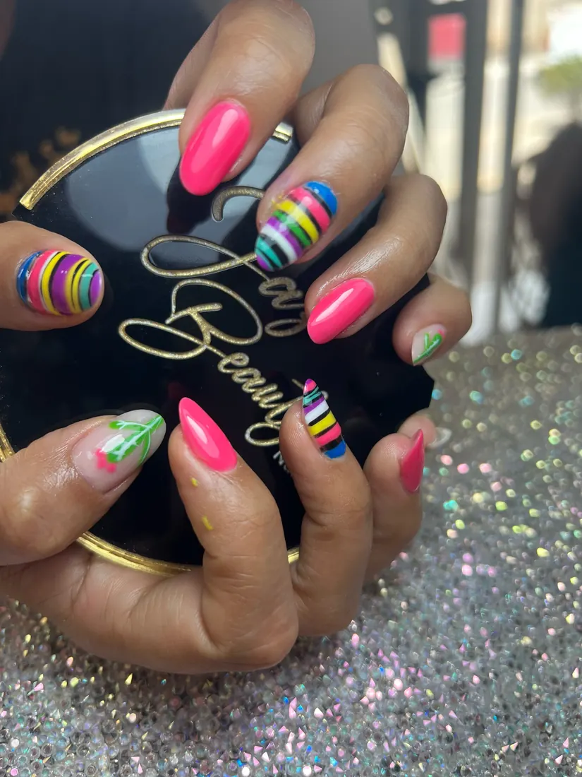 Diseño de uñas a mano con rayas de colores