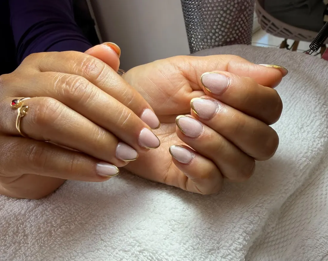 Manos con uñas en tono nude