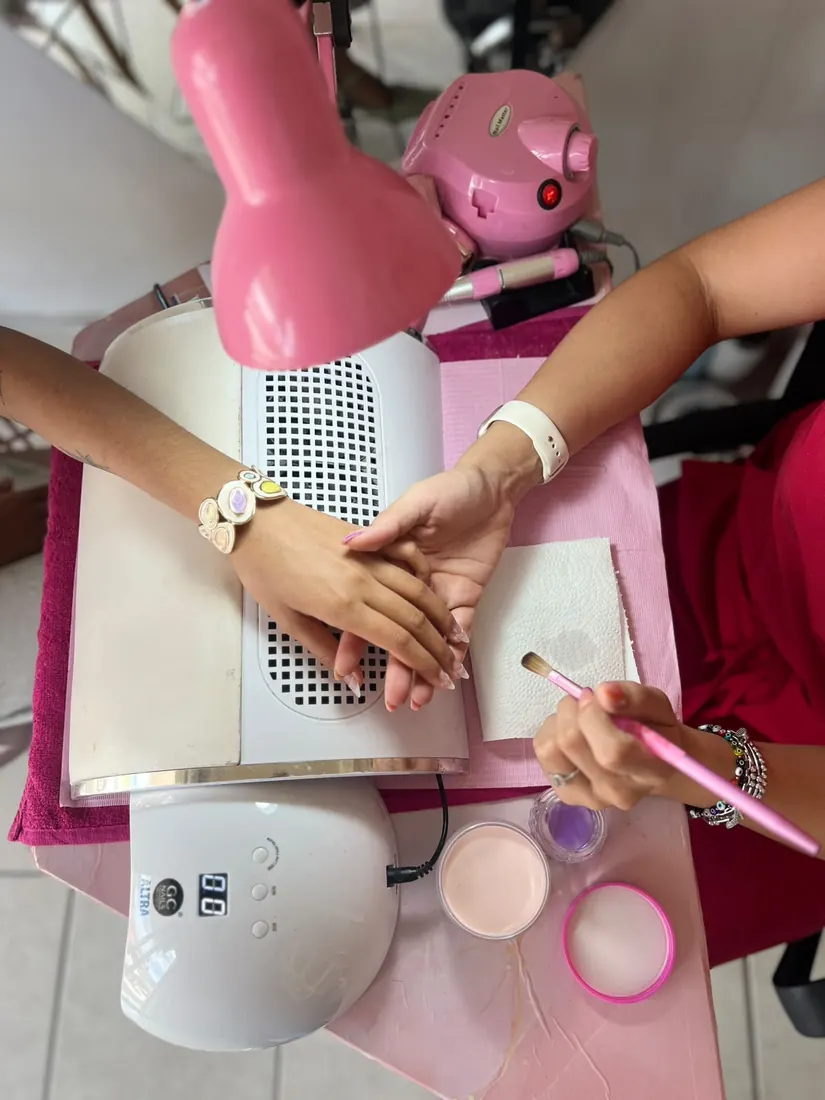 Proceso de trabajo en uñas acrílicas en el studio
